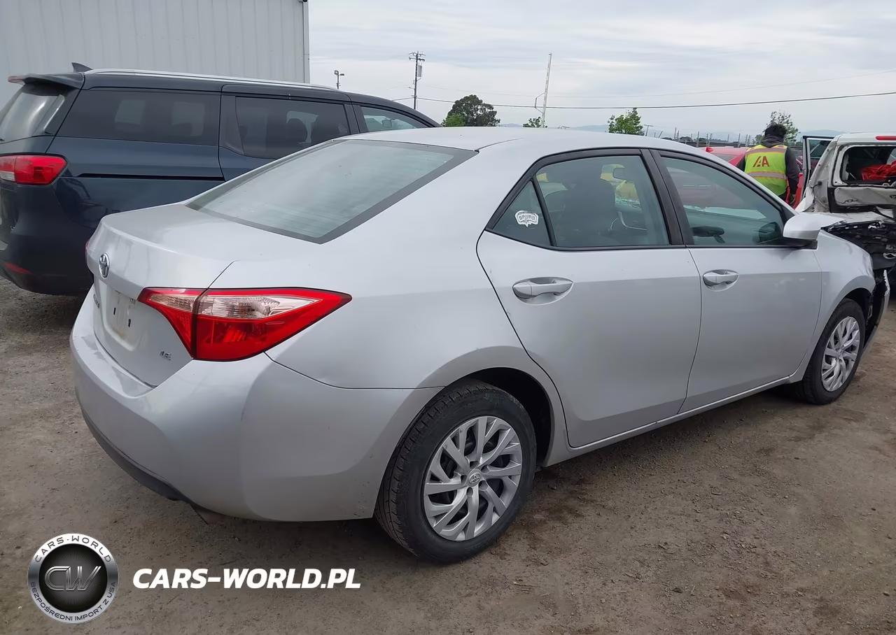 2018 Toyota Corolla Le VIN:5YFBURHEXJP758971 - 4