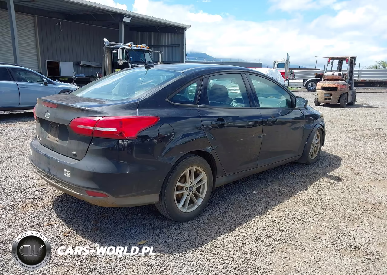 2017 Ford Focus Se VIN:1FADP3F26HL263858 - 4