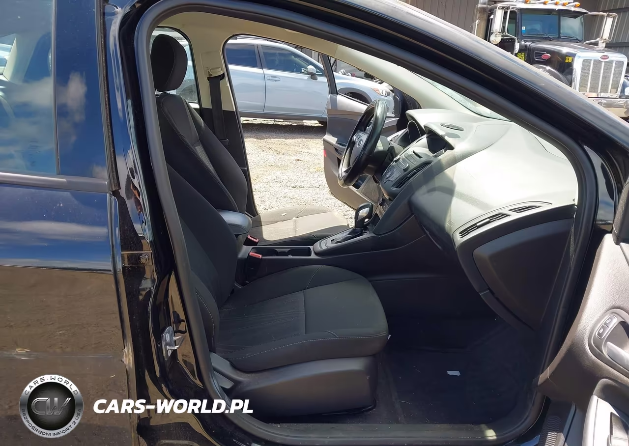 2017 Ford Focus Se VIN:1FADP3F26HL263858 - 5