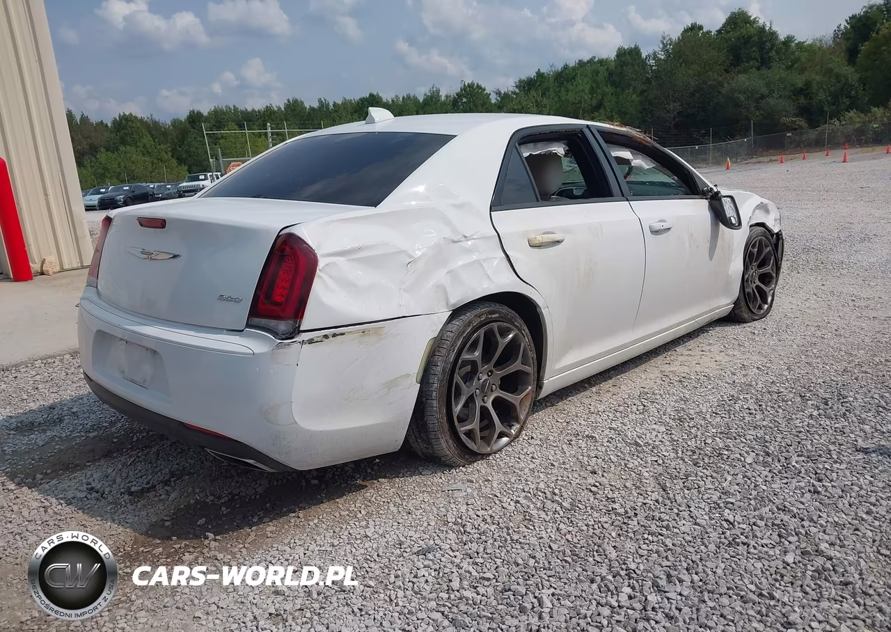 2018 Chrysler 300 Touring VIN:2C3CCAAG5JH293367 - 4