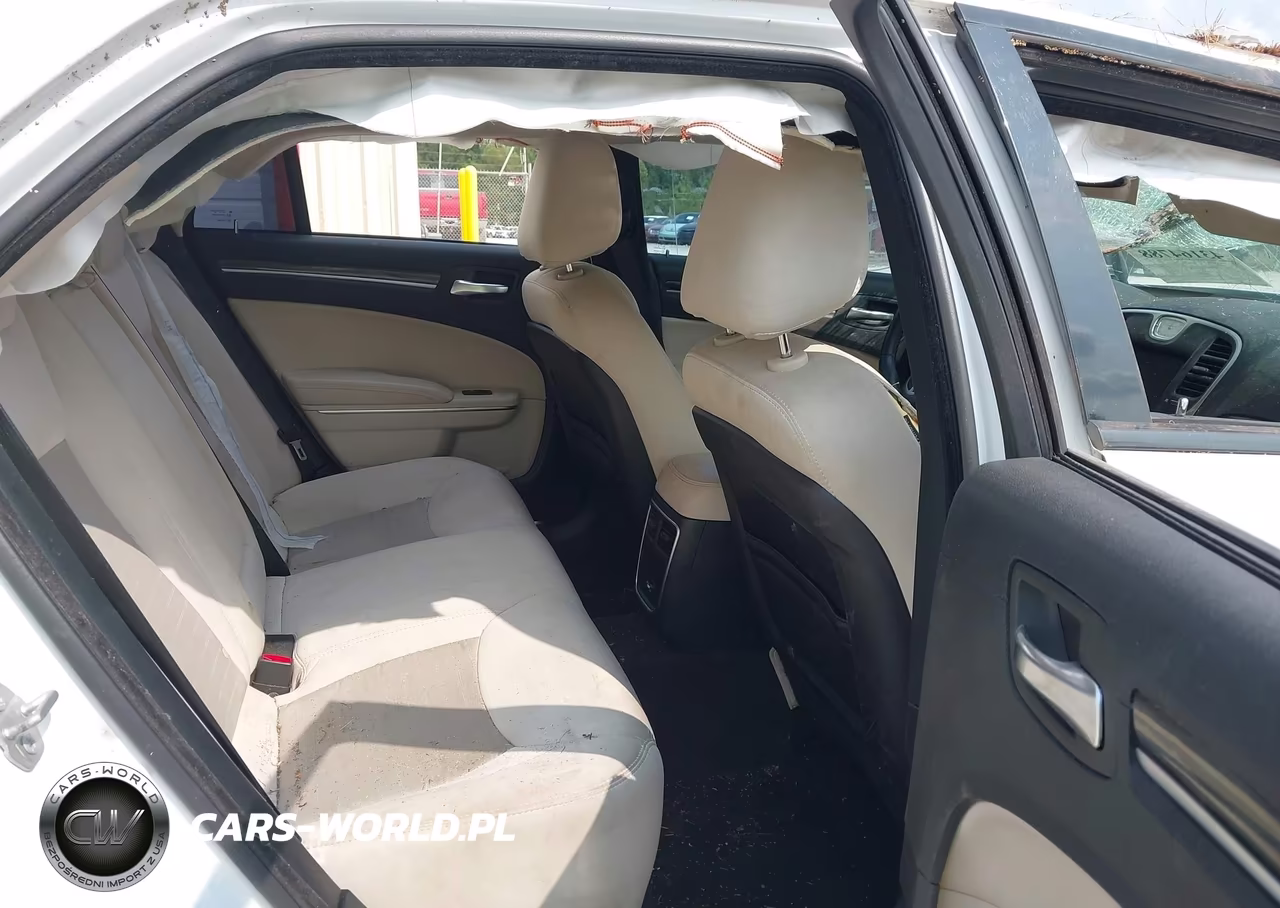 2018 Chrysler 300 Touring VIN:2C3CCAAG5JH293367 - 8