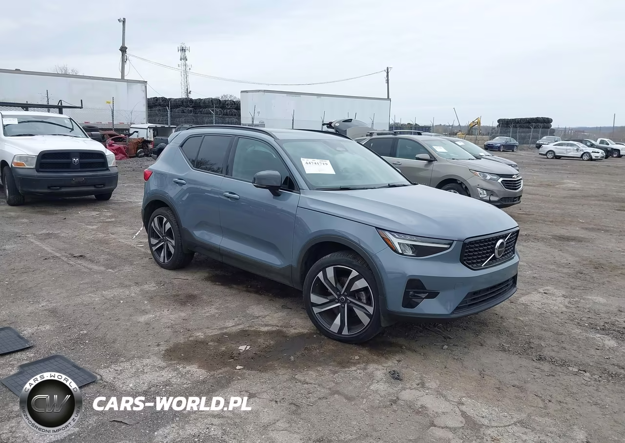 2023 Volvo Xc40 B5 Plus Dark Theme