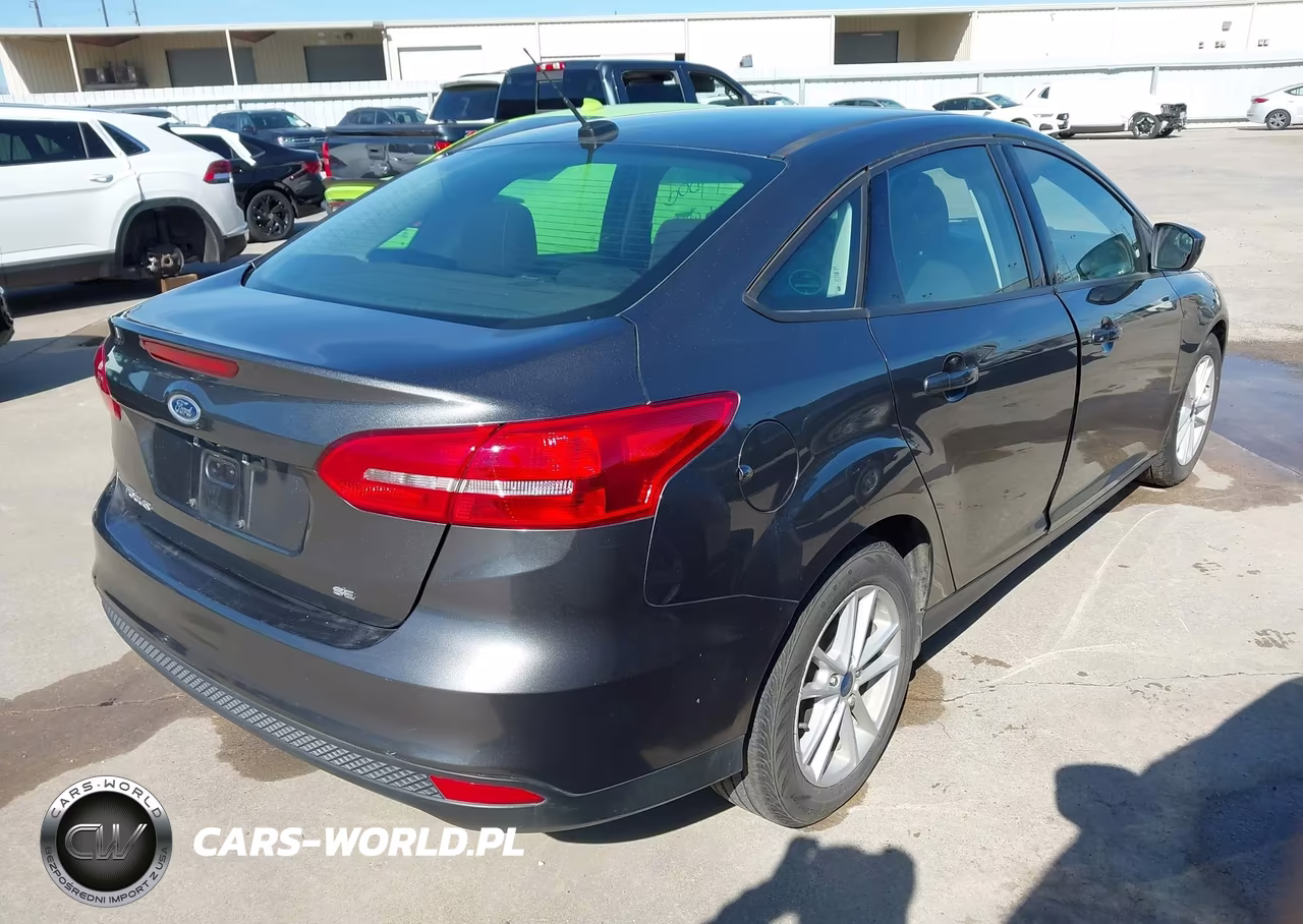 2018 Ford Focus Se VIN:1FADP3F2XJL311299 - 4