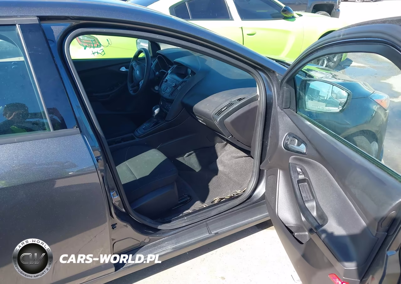 2018 Ford Focus Se VIN:1FADP3F2XJL311299 - 5