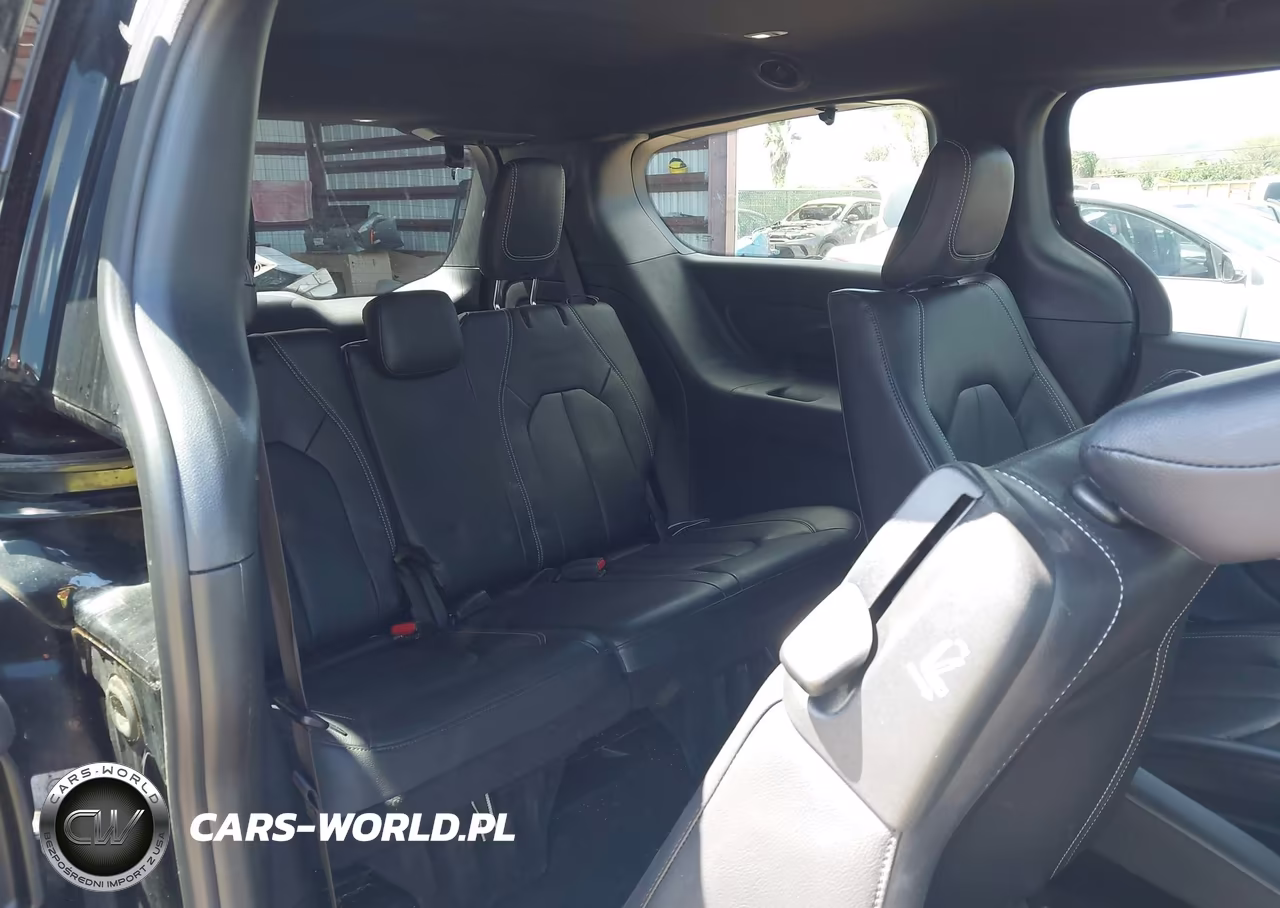 2022 Chrysler Pacifica Hybrid Touring L VIN:2C4RC1L7XNR214231 - 12