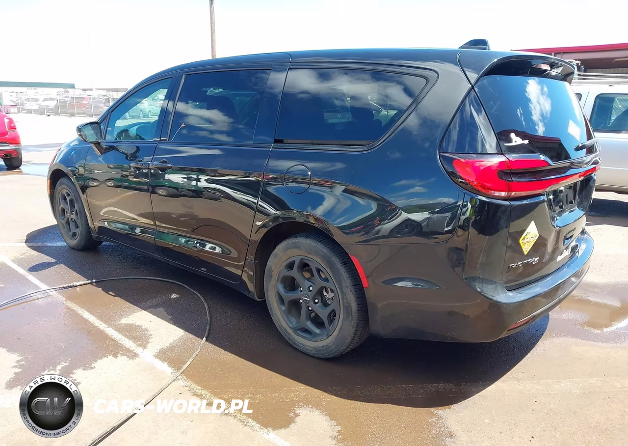 2022 Chrysler Pacifica Hybrid Touring L VIN:2C4RC1L7XNR214231 - 3