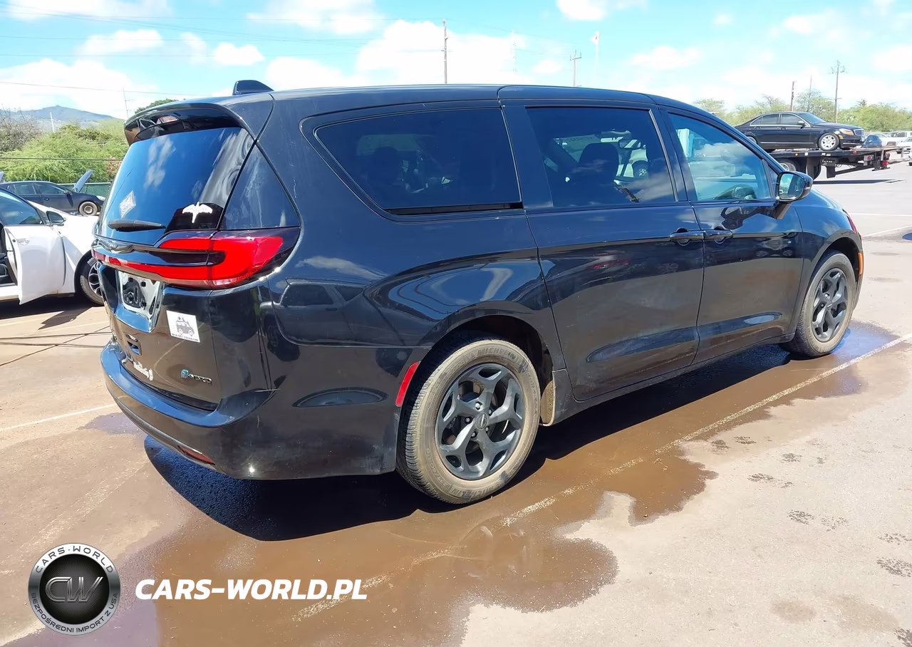 2022 Chrysler Pacifica Hybrid Touring L VIN:2C4RC1L7XNR214231 - 4