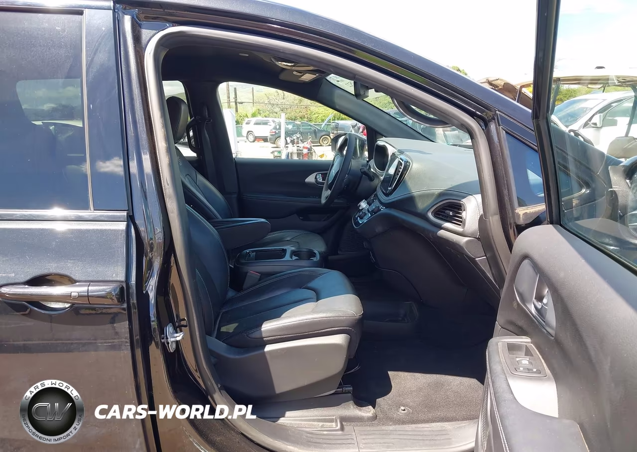 2022 Chrysler Pacifica Hybrid Touring L VIN:2C4RC1L7XNR214231 - 5