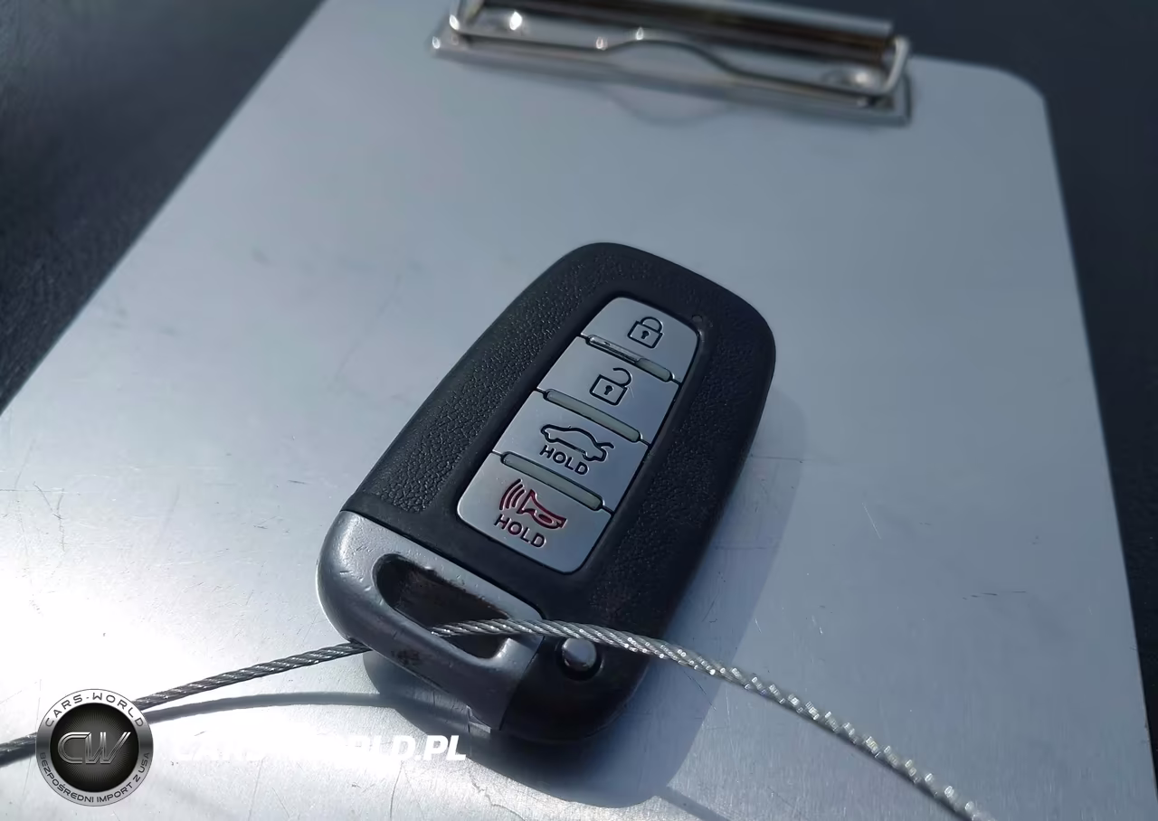 2010 Hyundai Genesis 3.8 VIN:KMHGC4DE1AU100133 - 11