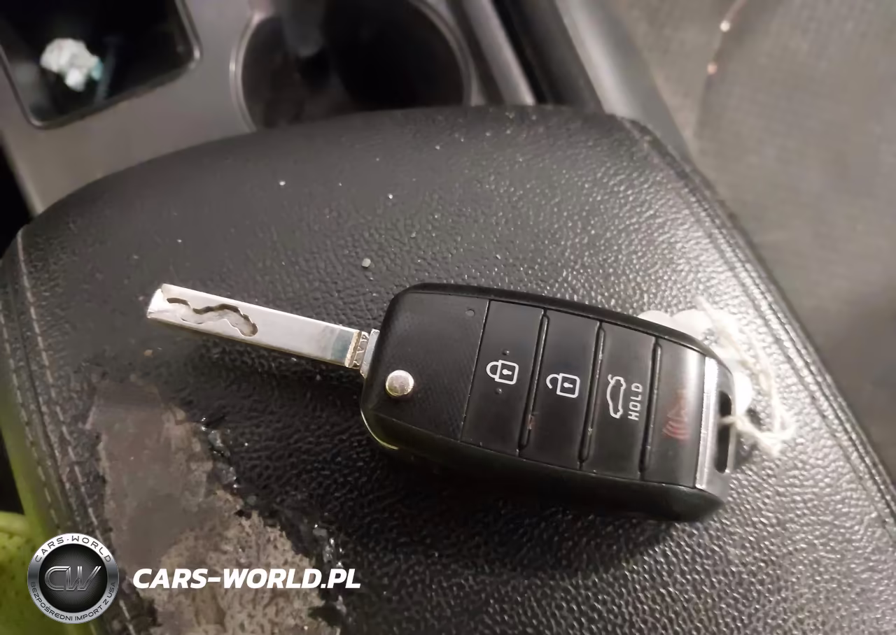 2018 Kia Optima S VIN:5XXGT4L38JG233952 - 11