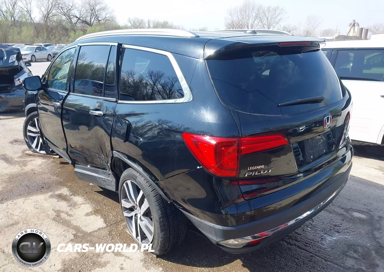 2017 Honda Pilot Touring VIN:5FNYF6H97HB073841 - 3