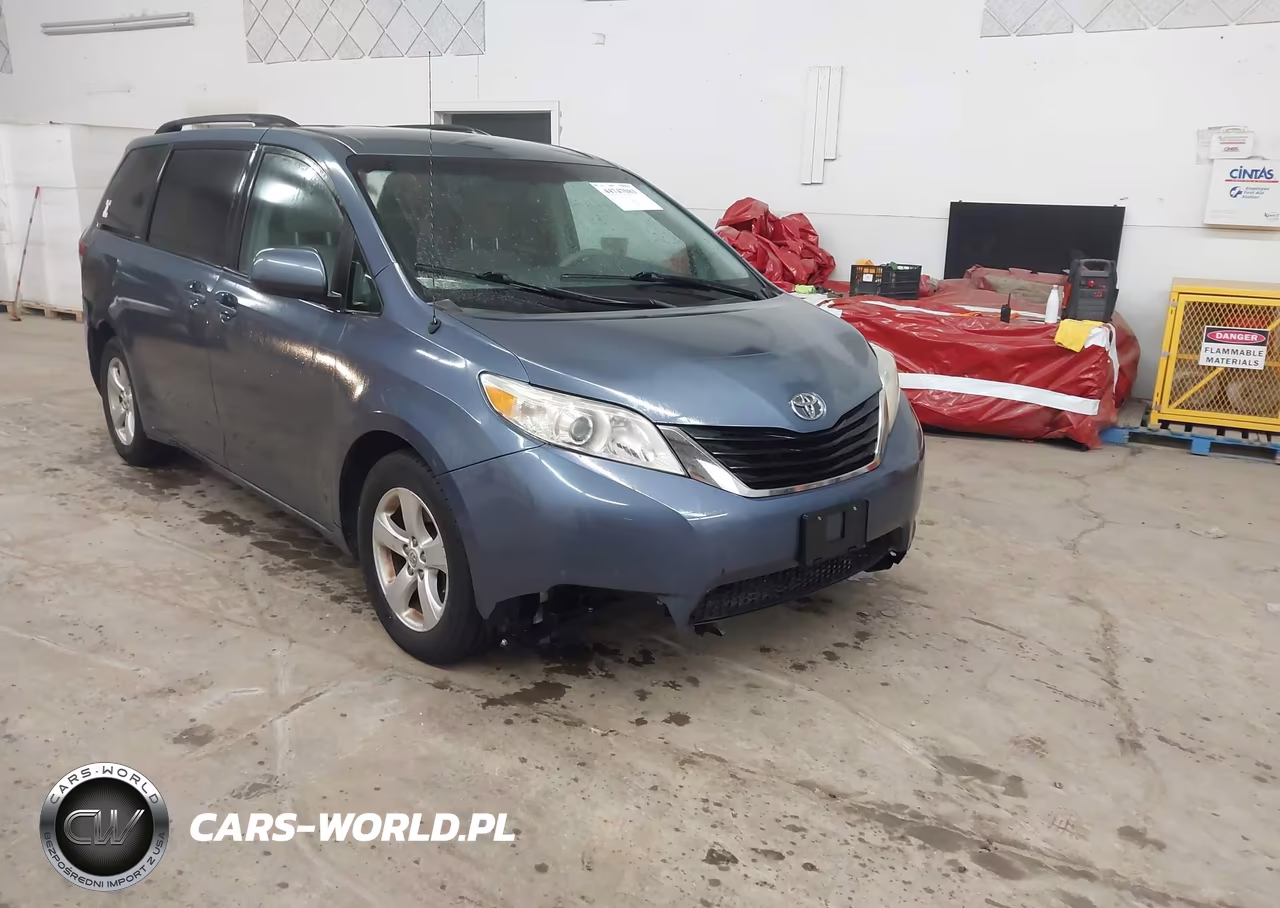 2014 Toyota Sienna Le V6 8 Passenger