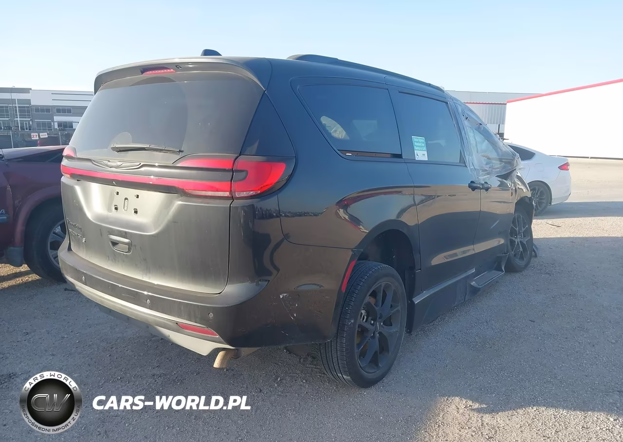 2023 Chrysler Pacifica Touring L VIN:2C4RC1BGXPR538297 - 4
