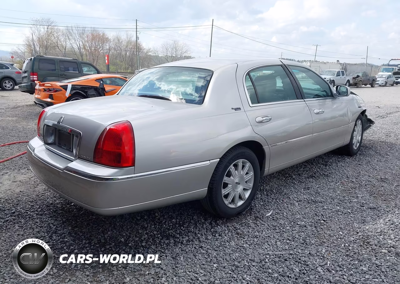 2011 Lincoln Town Car Signature Limited VIN:2LNBL8CV7BX750663 - 4