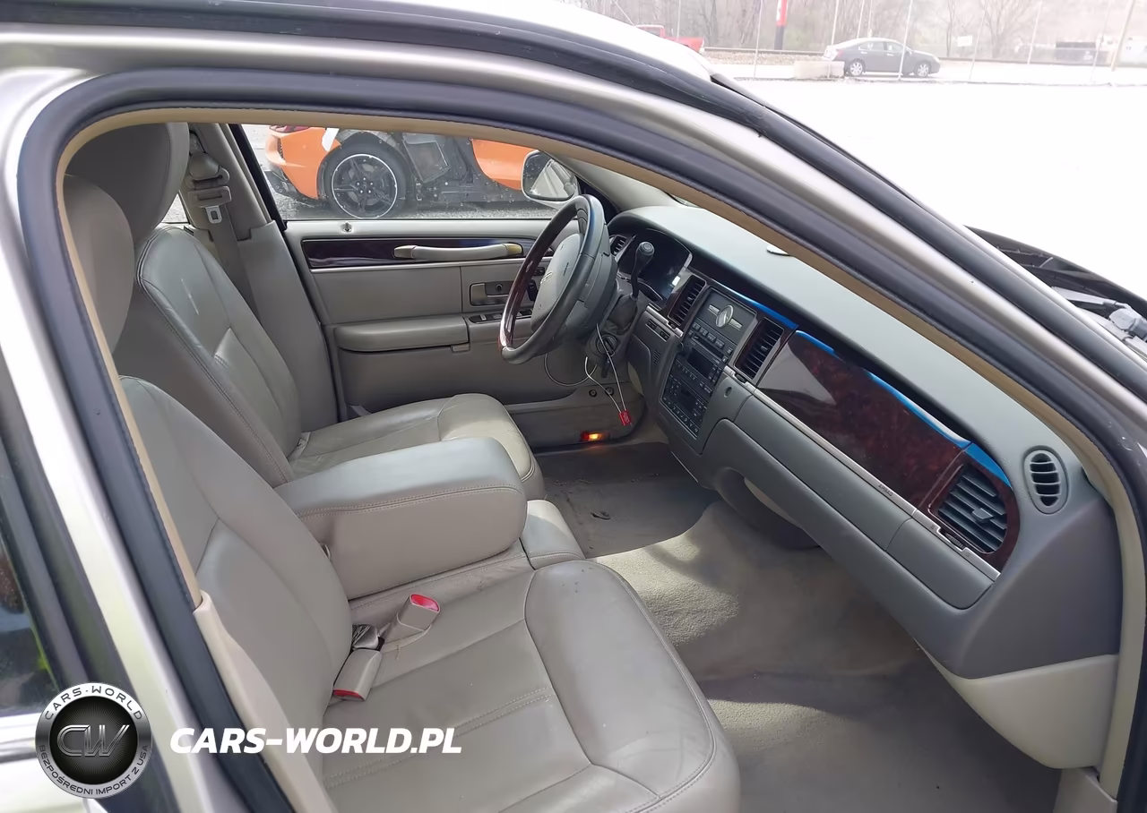 2011 Lincoln Town Car Signature Limited VIN:2LNBL8CV7BX750663 - 5