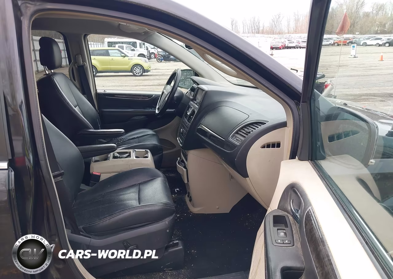 2011 Chrysler Town & Country Touring-L VIN:2A4RR8DG2BR745158 - 5