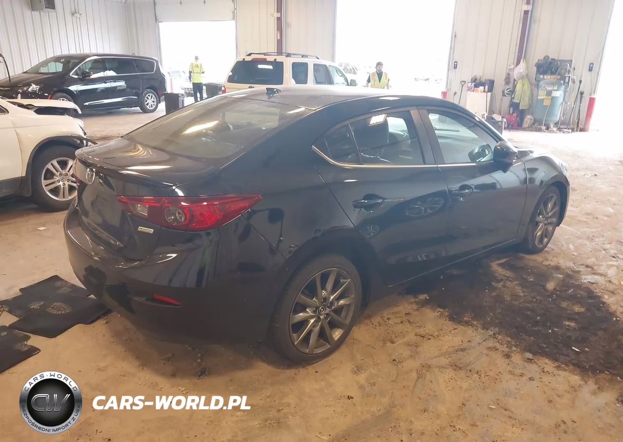 2018 Mazda Mazda3 Touring VIN:3MZBN1V31JM198389 - 4