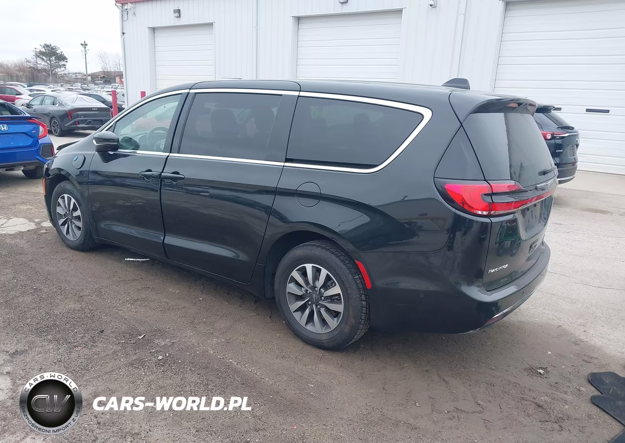 2022 Chrysler Pacifica Hybrid Touring L VIN:2C4RC1L79NR120180 - 3