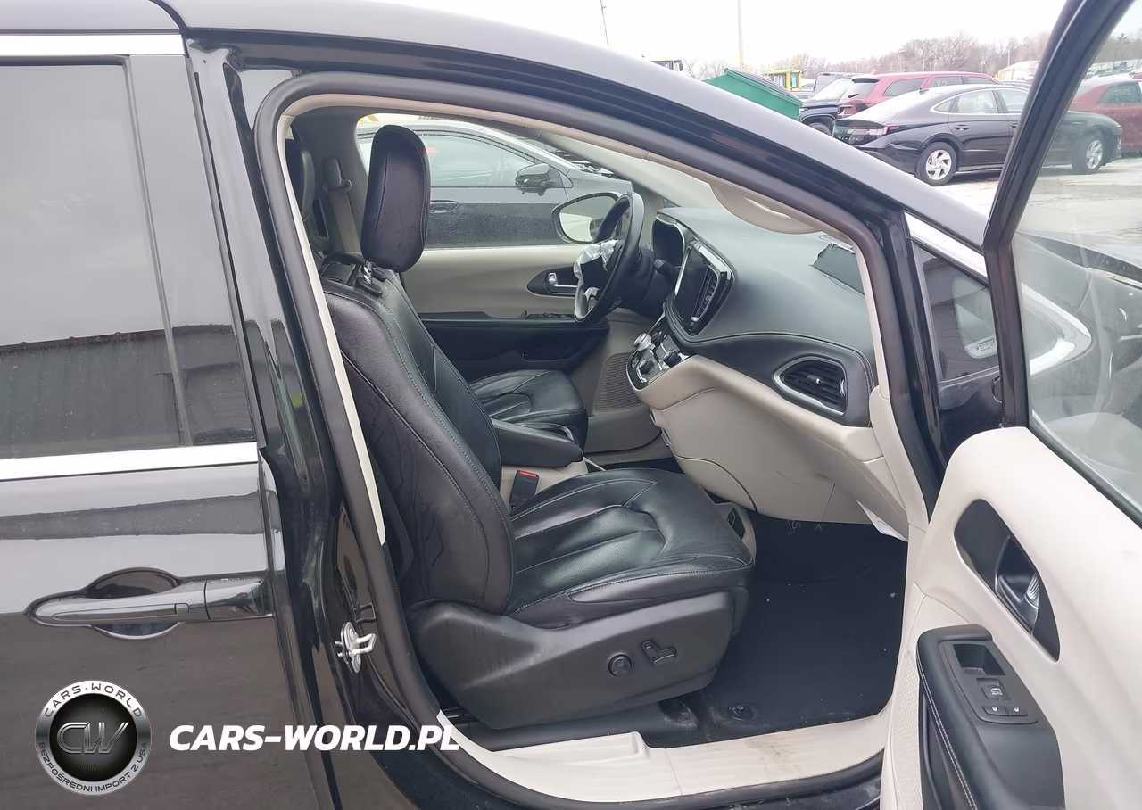 2022 Chrysler Pacifica Hybrid Touring L VIN:2C4RC1L79NR120180 - 5