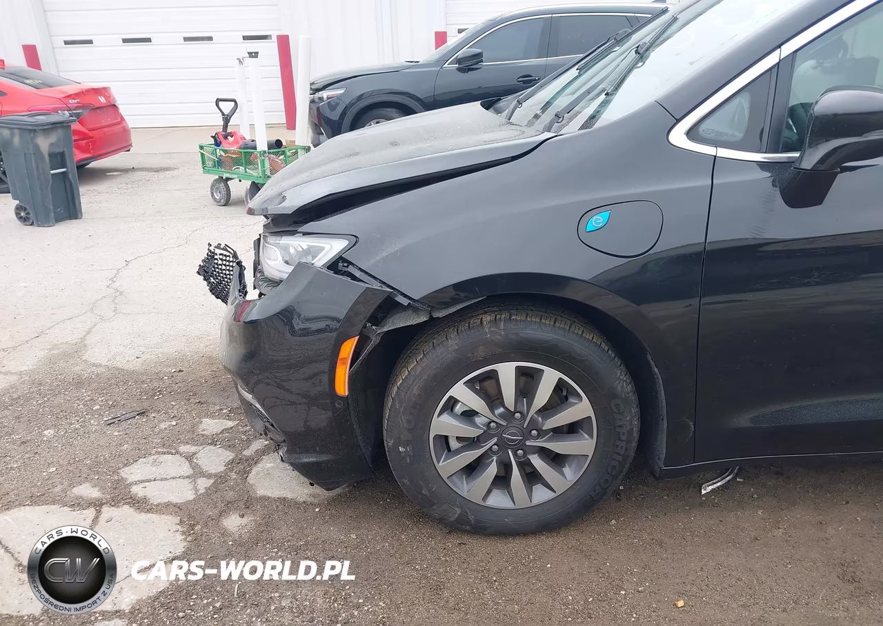 2022 Chrysler Pacifica Hybrid Touring L VIN:2C4RC1L79NR120180 - 6