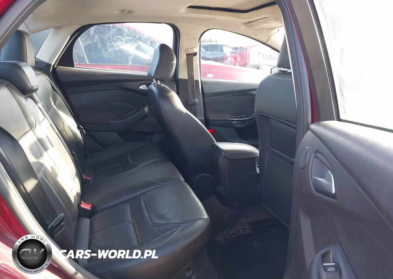 2015 Ford Focus Titanium VIN:1FADP3J27FL247446 - 5