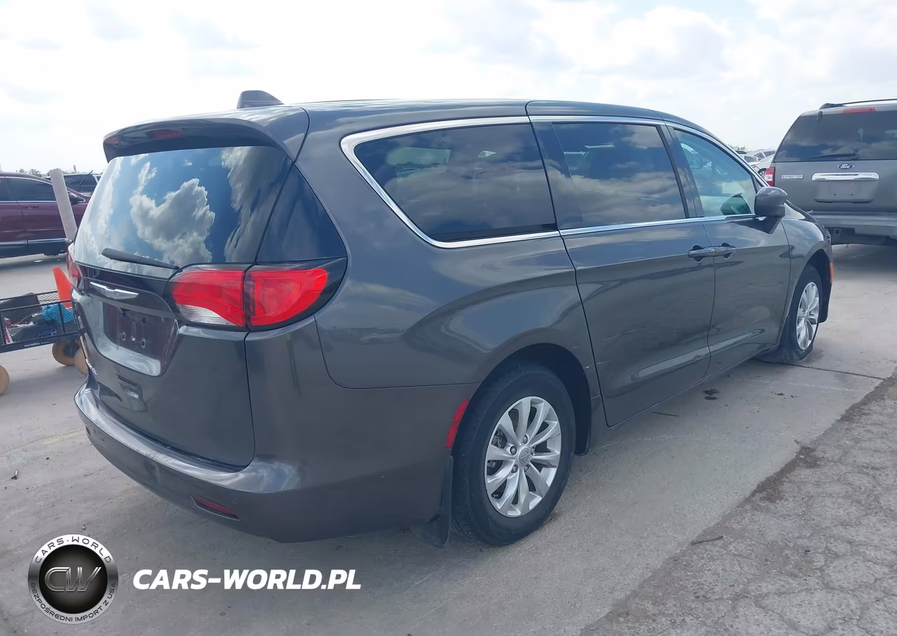 2017 Chrysler Pacifica Touring VIN:2C4RC1DG6HR529191 - 4