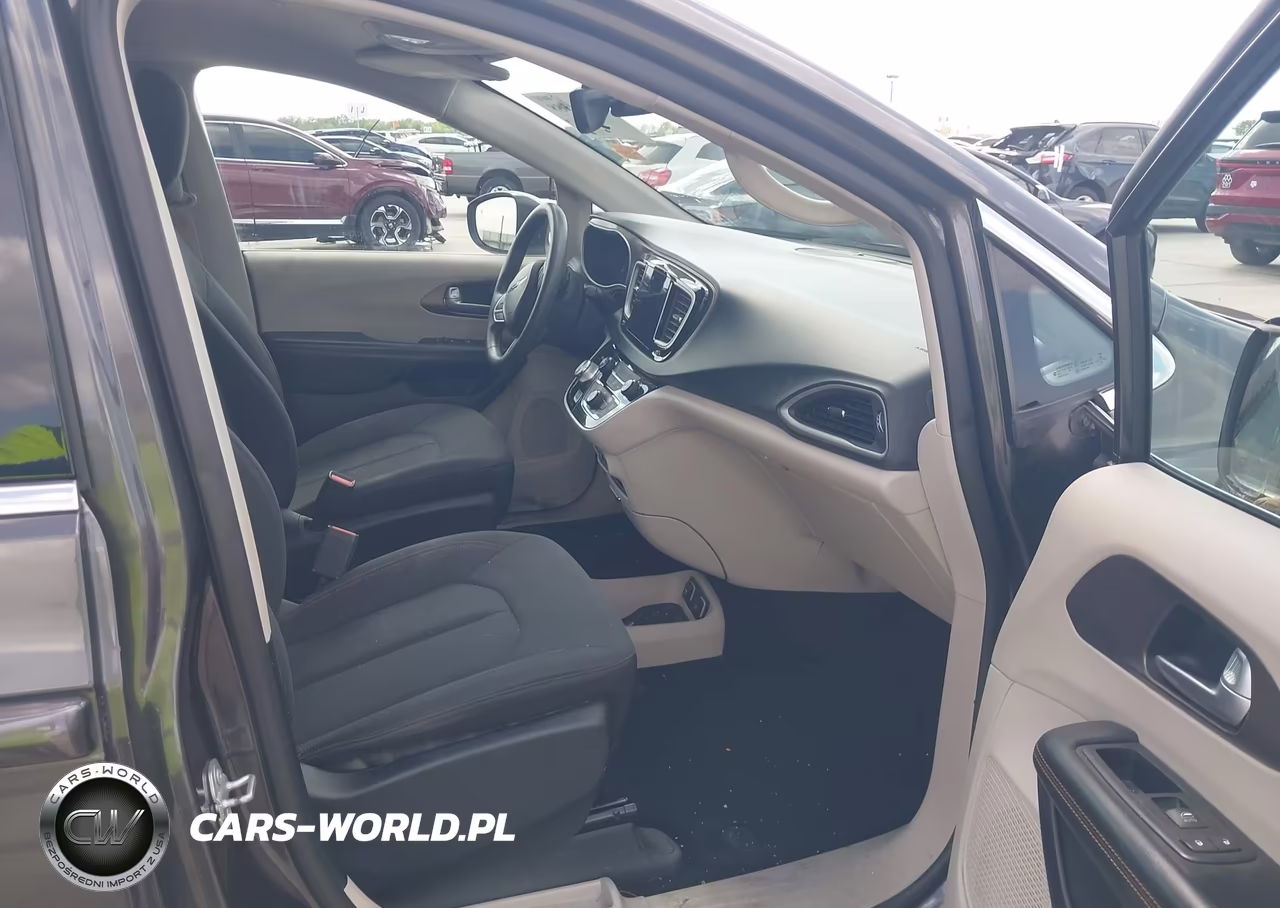 2017 Chrysler Pacifica Touring VIN:2C4RC1DG6HR529191 - 5