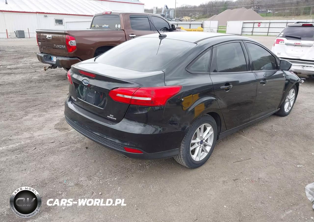 2015 Ford Focus Se VIN:1FADP3F20FL370336 - 4