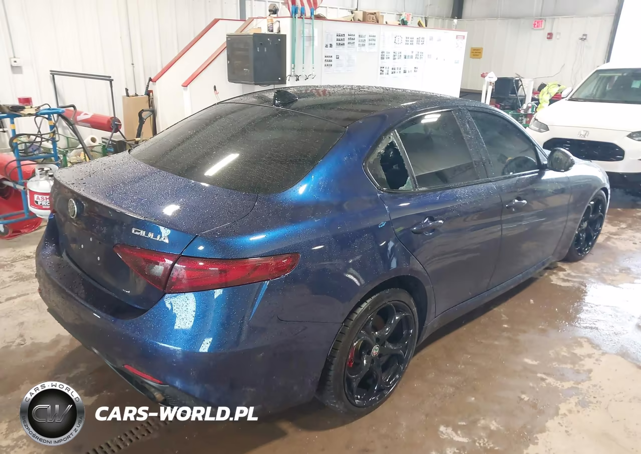 2018 Alfa Romeo Giulia Ti Sport VIN:ZARFAEEN5J7573628 - 4
