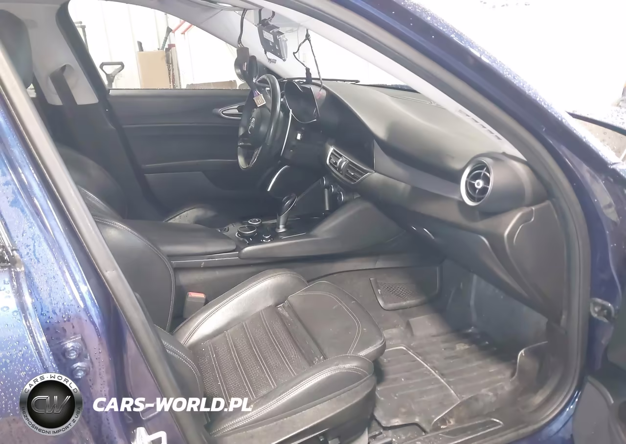 2018 Alfa Romeo Giulia Ti Sport VIN:ZARFAEEN5J7573628 - 5