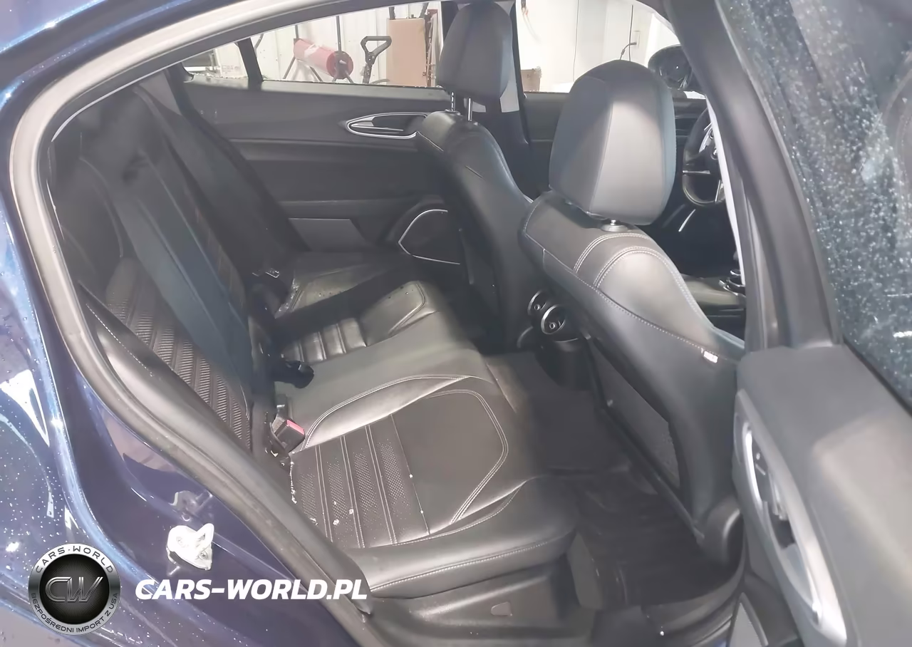 2018 Alfa Romeo Giulia Ti Sport VIN:ZARFAEEN5J7573628 - 8