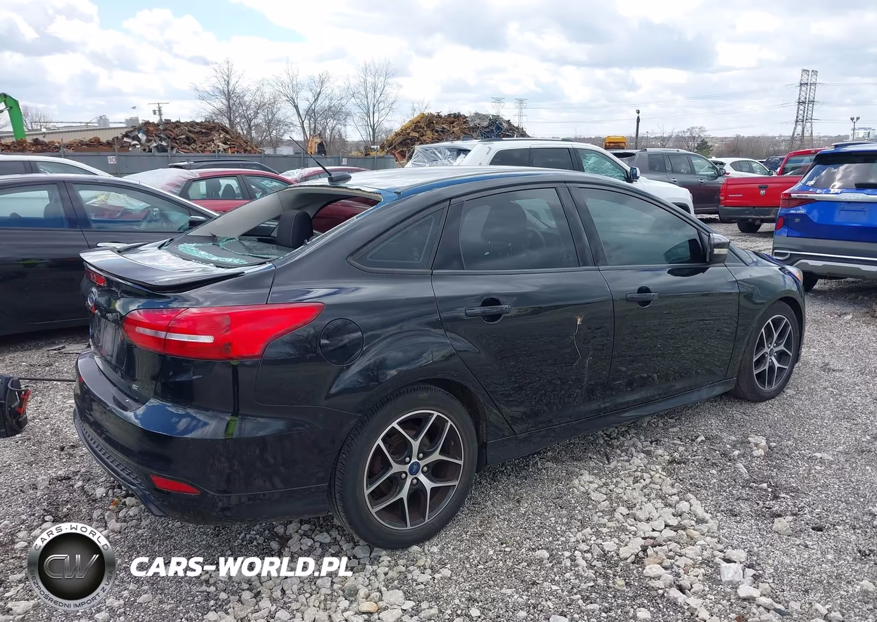 2017 Ford Focus Se VIN:1FADP3F23HL239680 - 4