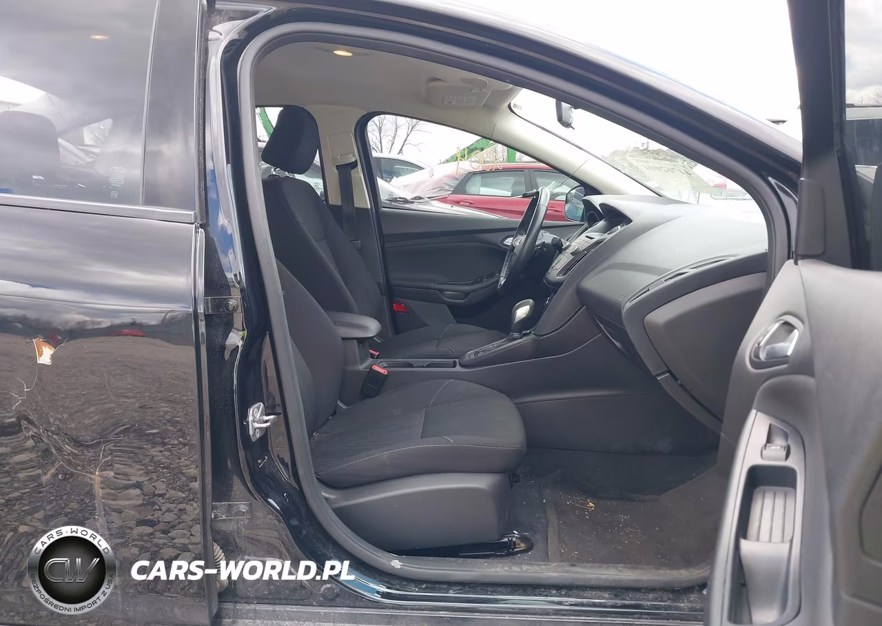 2017 Ford Focus Se VIN:1FADP3F23HL239680 - 5