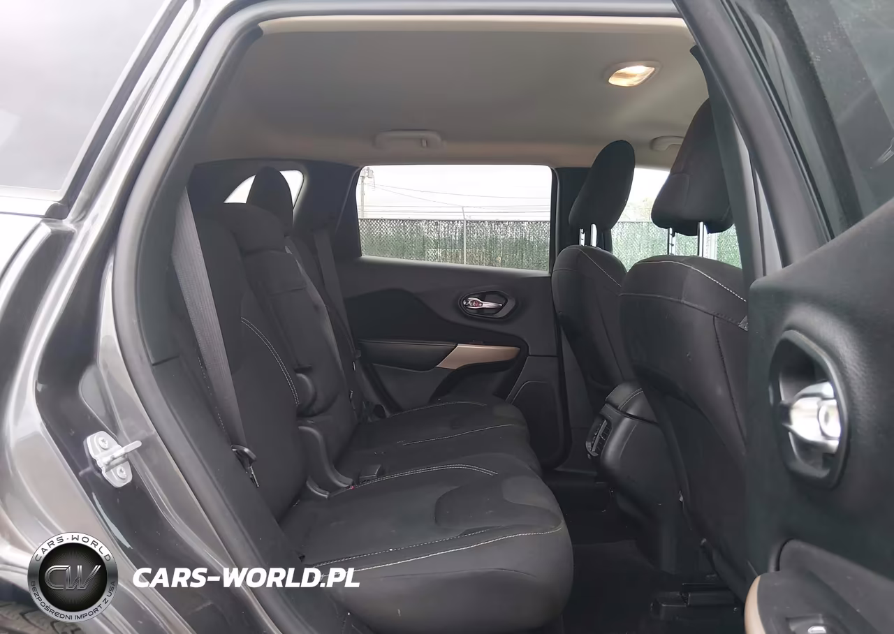 2017 Jeep Cherokee Latitude Fwd VIN:1C4PJLCBXHW586287 - 8