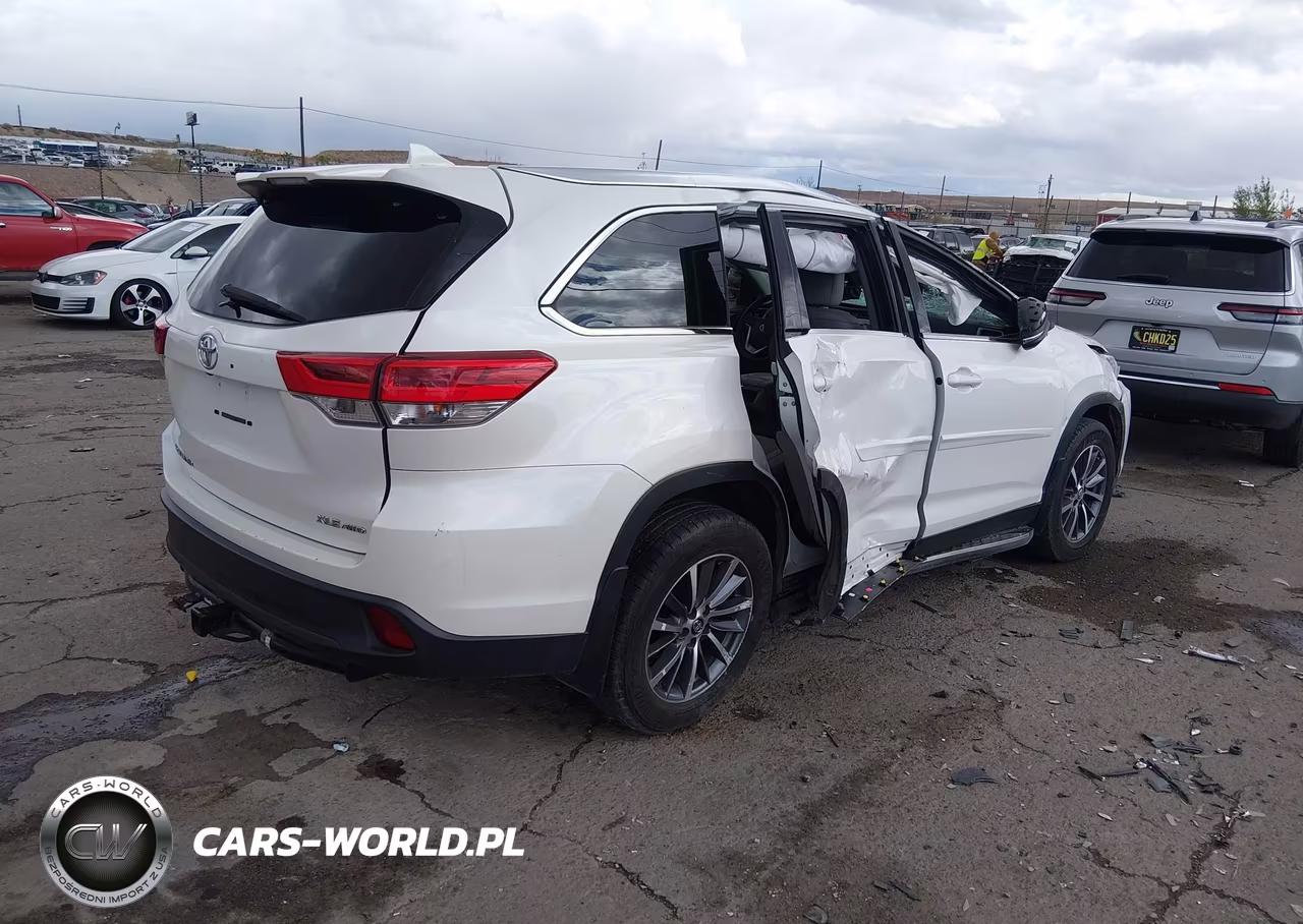 2019 Toyota Highlander Xle VIN:5TDJZRFH9KS584829 - 4