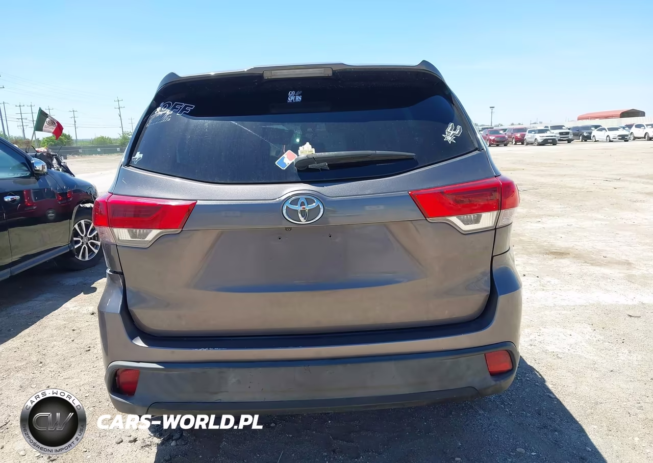 2019 Toyota Highlander Le VIN:5TDZARFH6KS044851 - 17