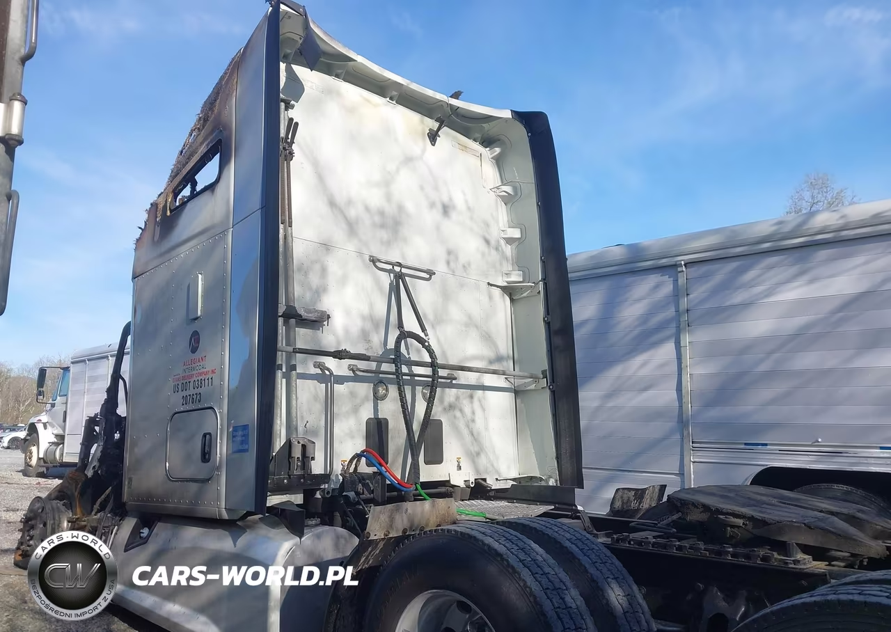 2018 Kenworth T680 VIN:1XKYDP9X6JJ186305 - 3