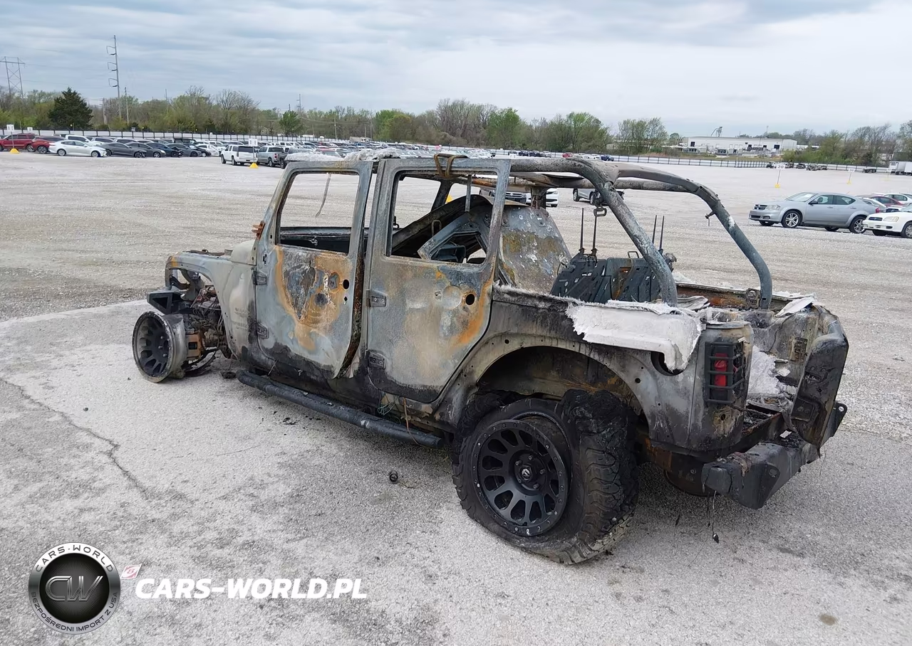 2014 Jeep Wrangler Unlimited Sahara VIN:1C4BJWEG2EL124338 - 3