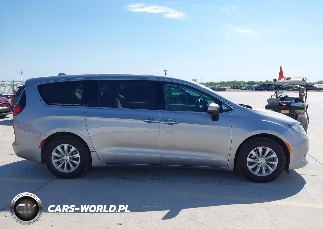 2017 Chrysler Pacifica Touring VIN:2C4RC1DG9HR517858 - 13