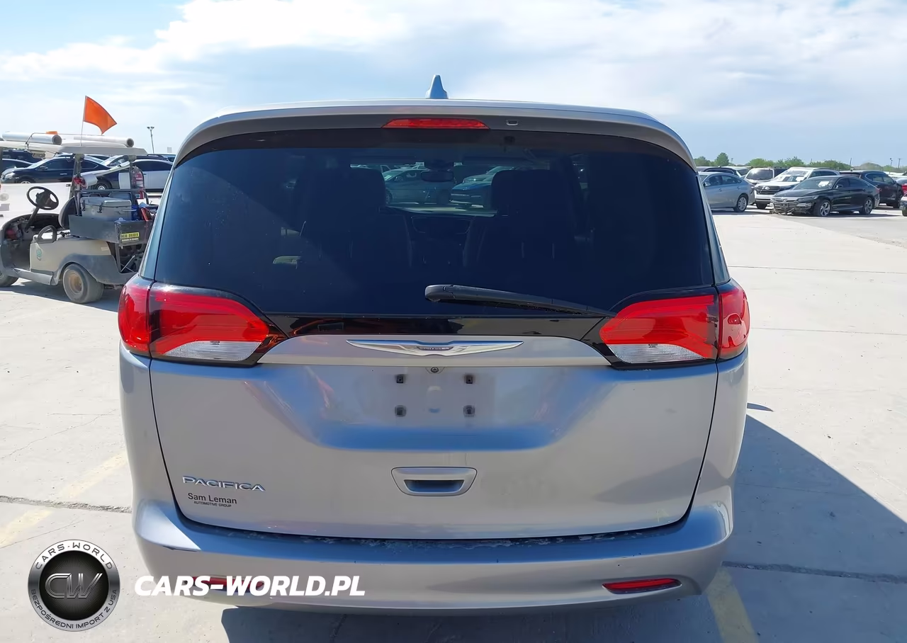 2017 Chrysler Pacifica Touring VIN:2C4RC1DG9HR517858 - 16