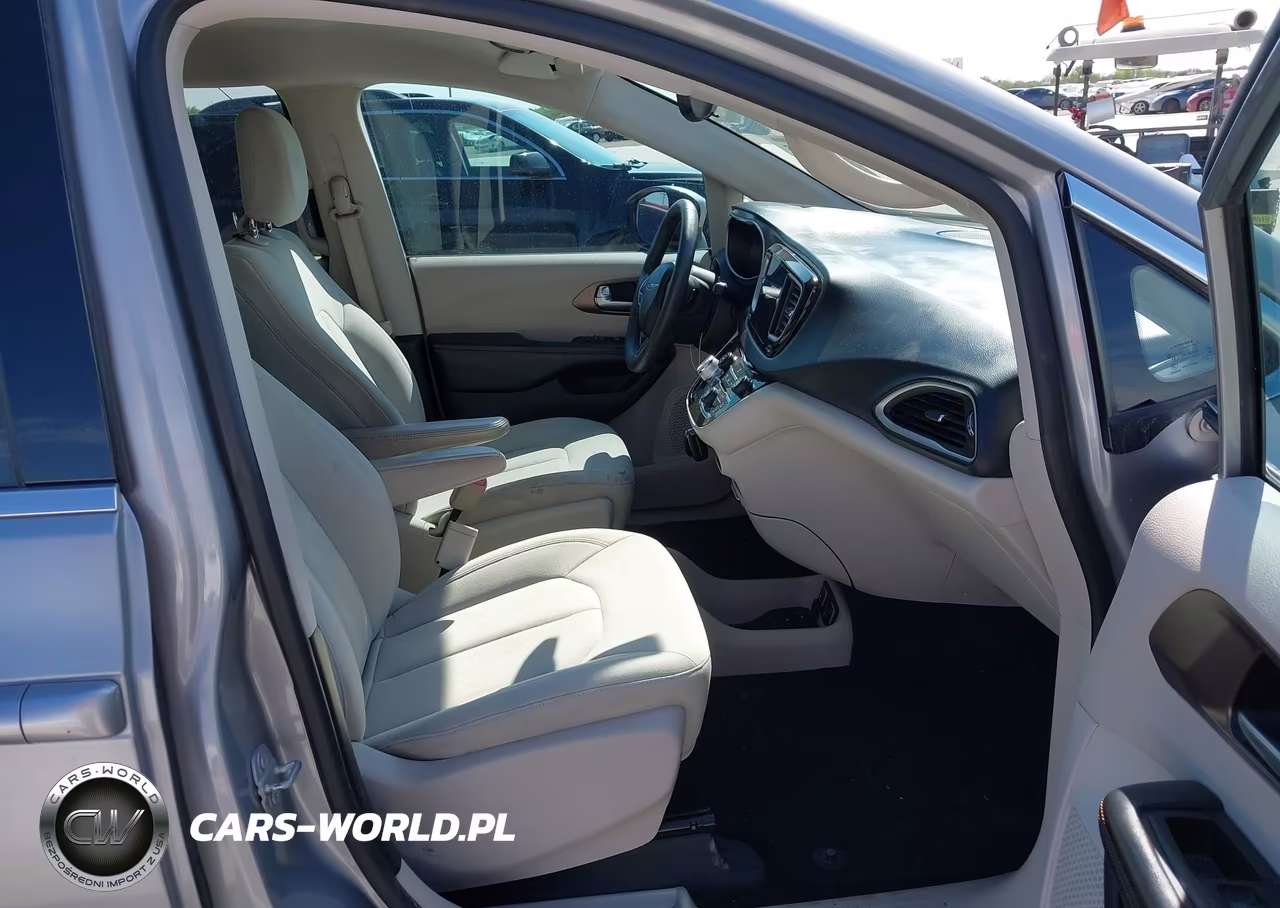 2017 Chrysler Pacifica Touring VIN:2C4RC1DG9HR517858 - 5
