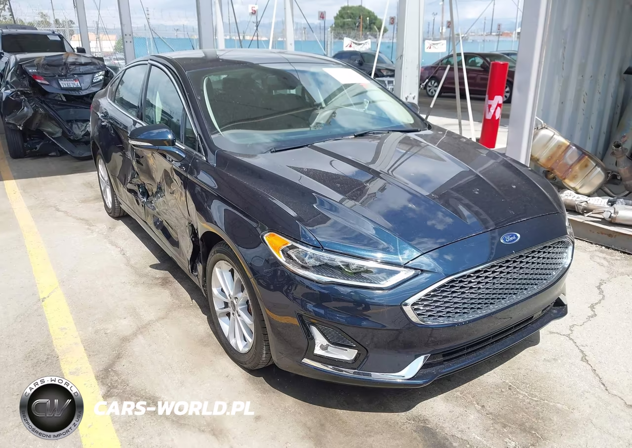 2020 Ford Fusion Plug-In Hybrid Titanium – zdjęcie 1 z 16
