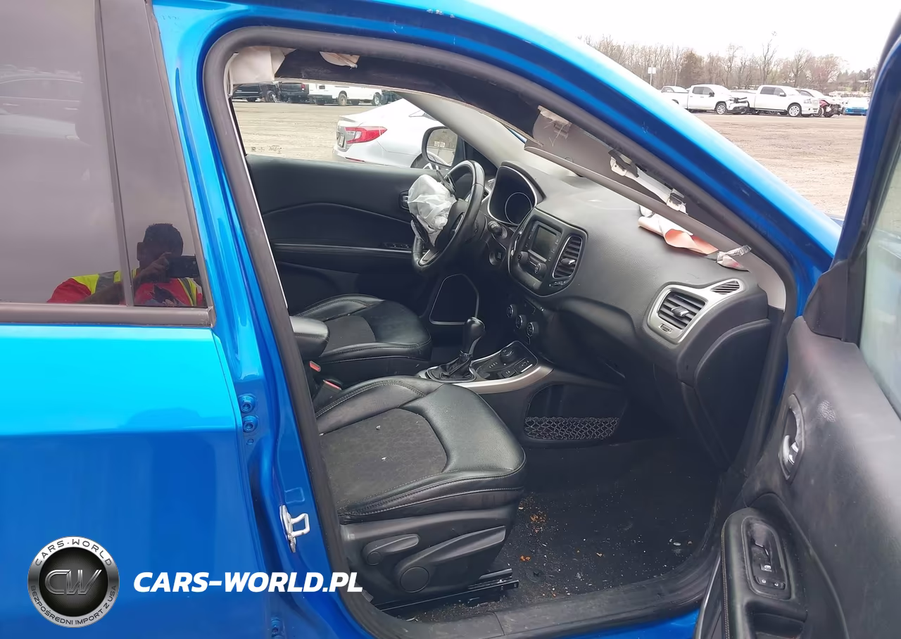 2018 Jeep Compass Latitude 4X4 VIN:3C4NJDBB5JT455715 - 5