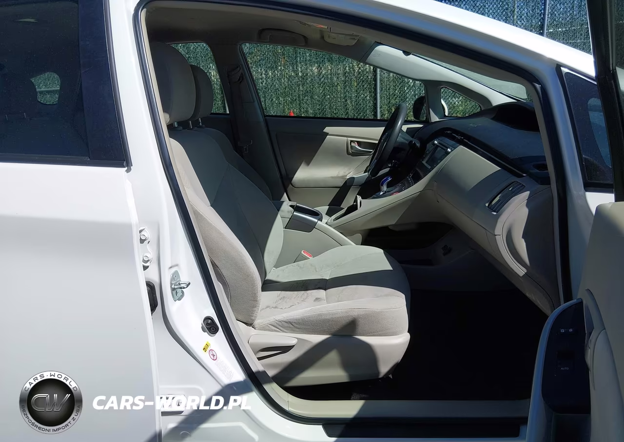 2014 Toyota Prius Two VIN:JTDKN3DU8E1758033 - 5