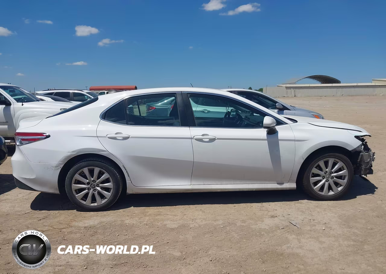 2018 Toyota Camry Le VIN:4T1B11HK2JU098729 - 13
