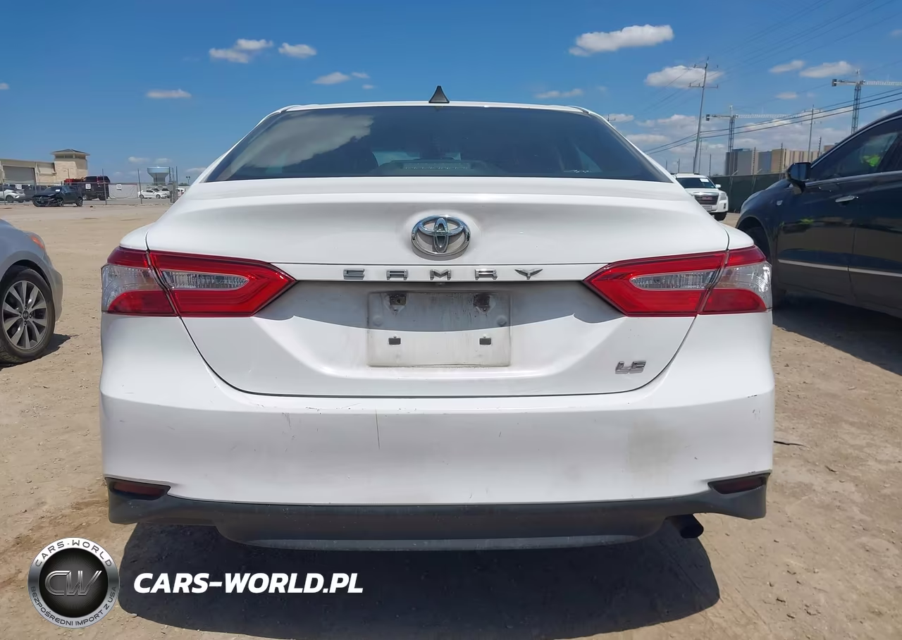 2018 Toyota Camry Le VIN:4T1B11HK2JU098729 - 16