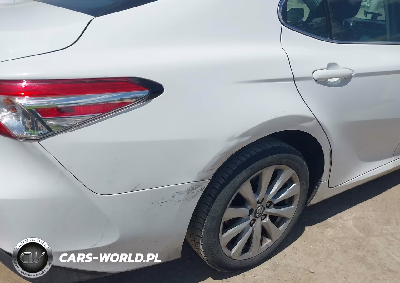 2018 Toyota Camry Le VIN:4T1B11HK2JU098729 - 17