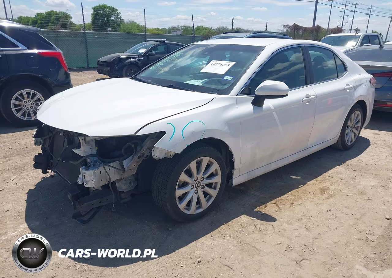 2018 Toyota Camry Le VIN:4T1B11HK2JU098729 - 2