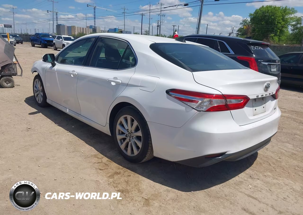 2018 Toyota Camry Le VIN:4T1B11HK2JU098729 - 3