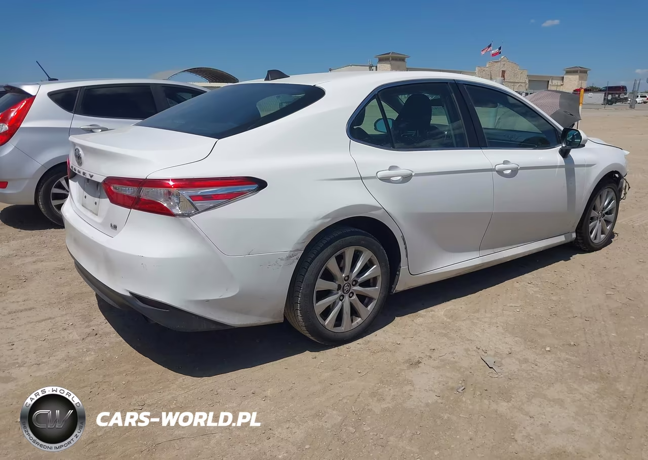 2018 Toyota Camry Le VIN:4T1B11HK2JU098729 - 4